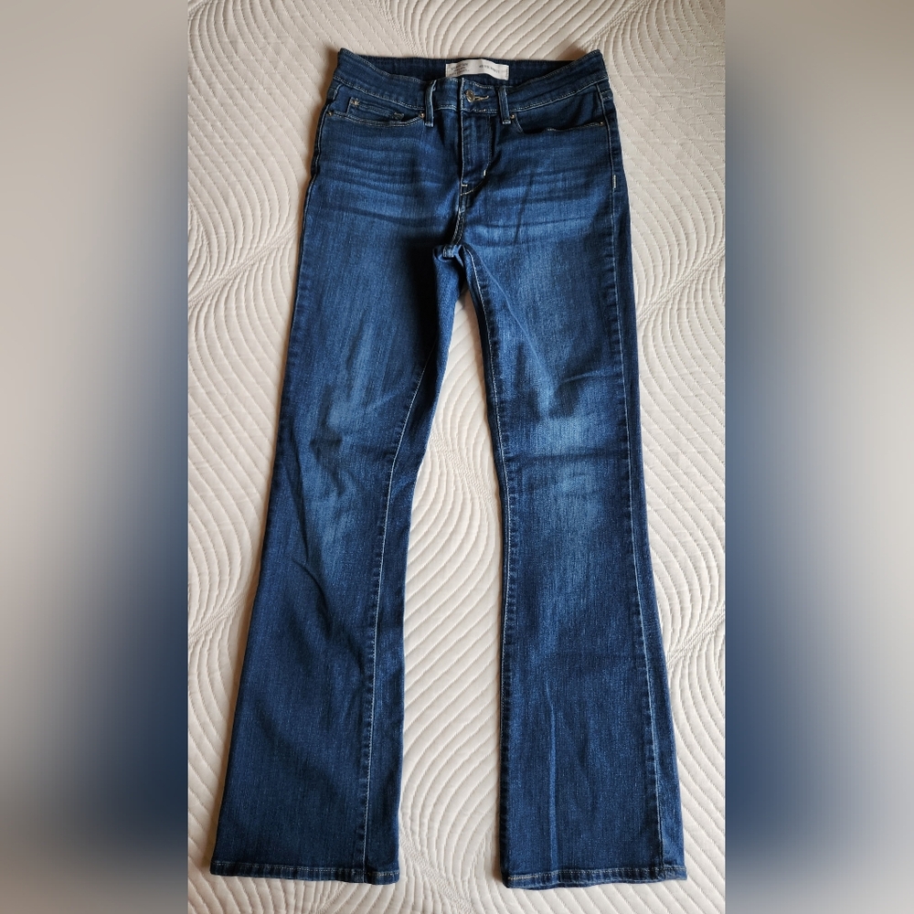 Levi's Signature Mid-Rise Bootcut Size 4 27W 32L Medium-Dark Wash
